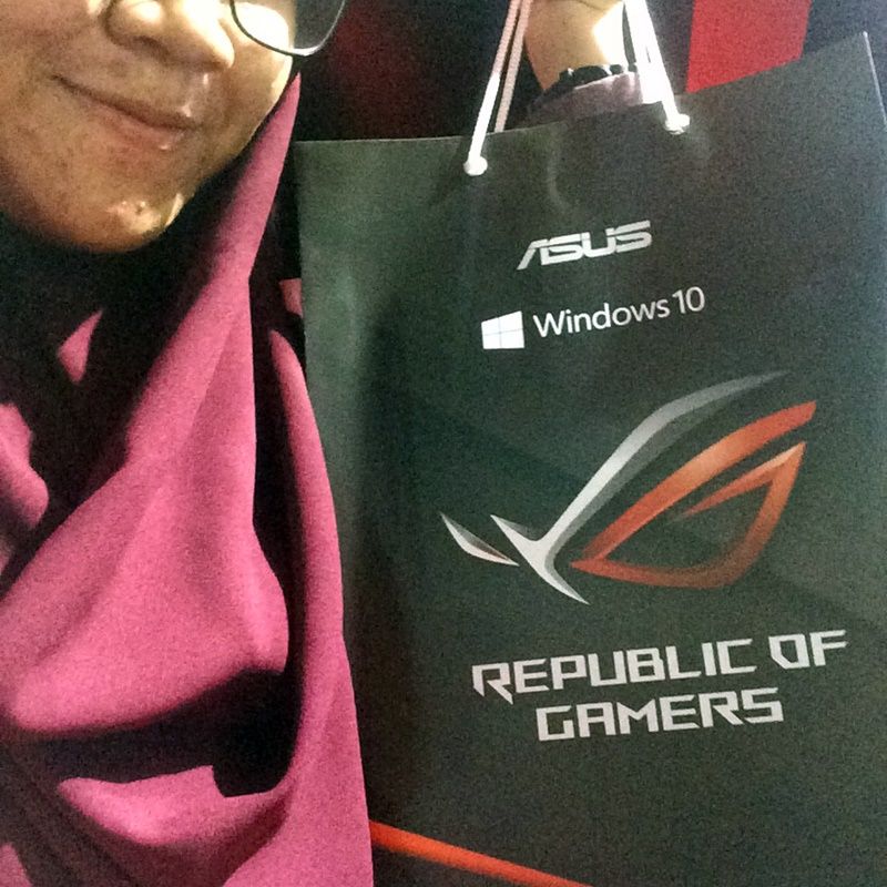 Goodie bag dari ASUS ROG BEC | Hola Darla